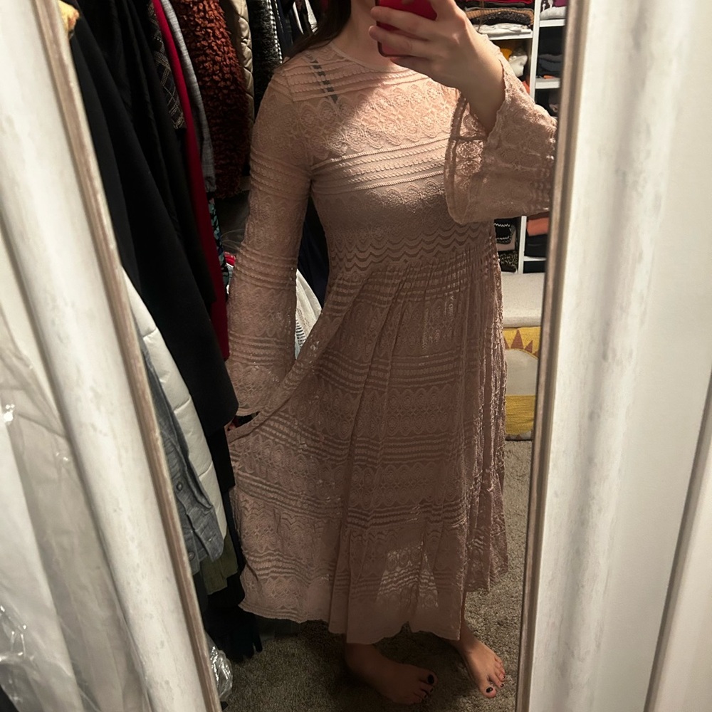 Chic Long Sleeve Lace Dress in Soft Pink